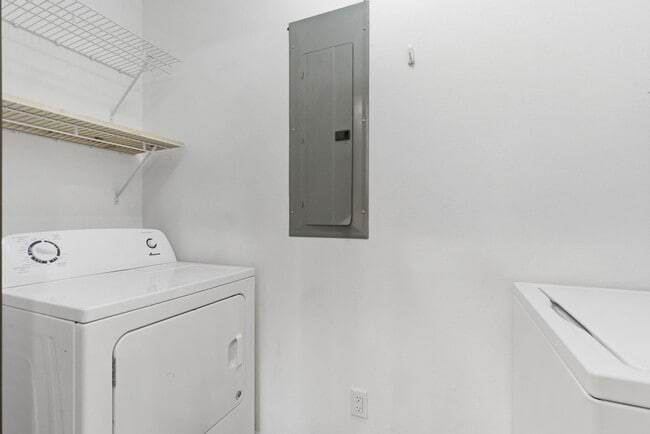 Building Photo - 837 S Kentwood Ave