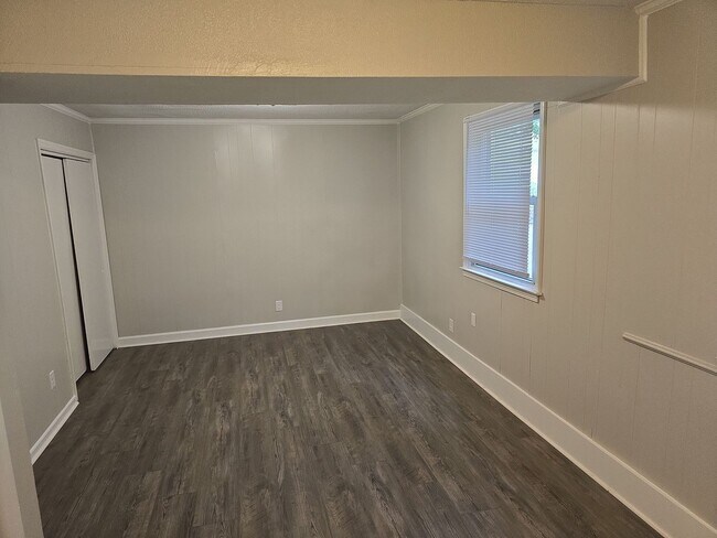 Building Photo - 4 or 5 Bedroom 1.5 bath 2 story house