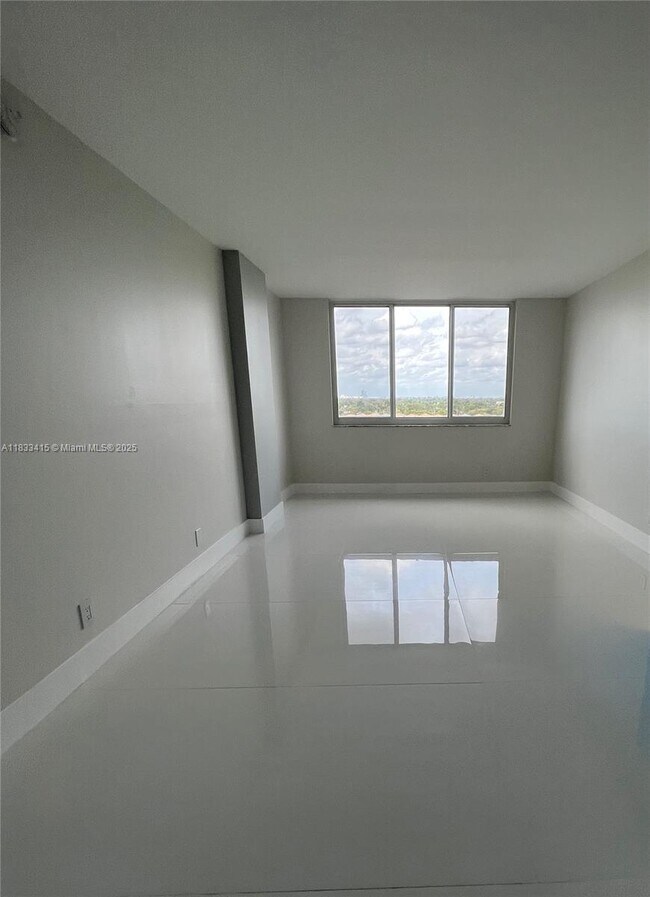 Building Photo - 4200 Hillcrest Dr
