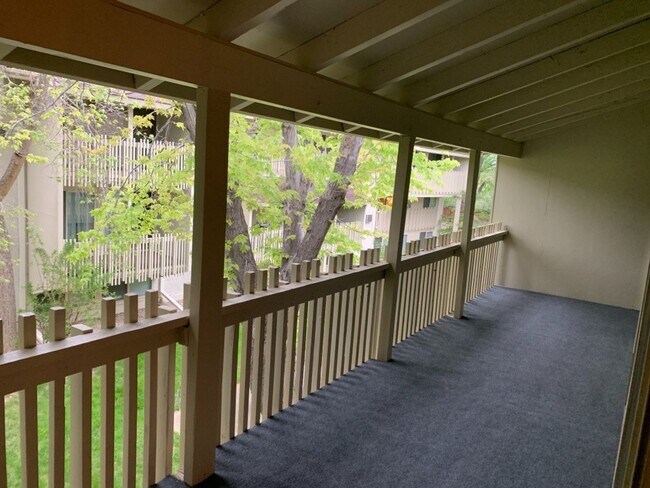 Building Photo - Beautiful 2 Bedroom Two Mile Creek Condo ; Remodeled and Updated right next to Rayback