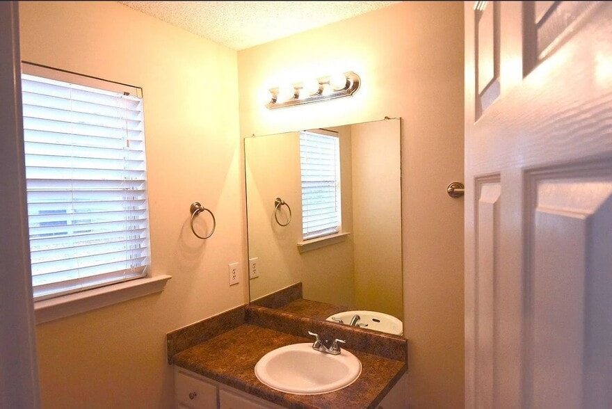 Building Photo - 1323 N Hampton Dr