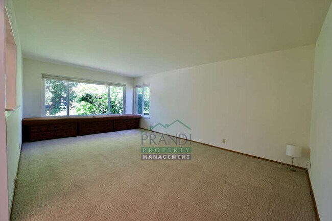 Building Photo - 868 Las Pavadas Ave