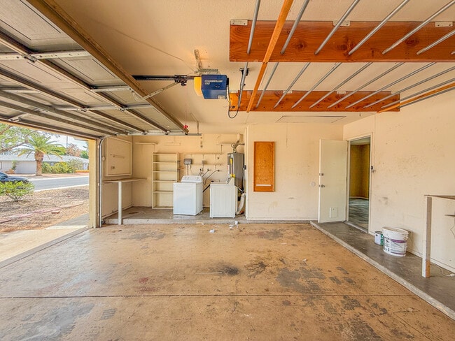 Building Photo - 2812 S Cottonwood Dr