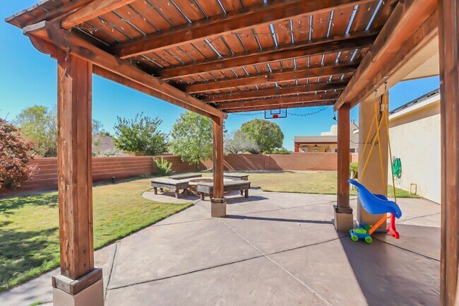 Building Photo - Pet Friendly 4 Bed 2 Bath Home!