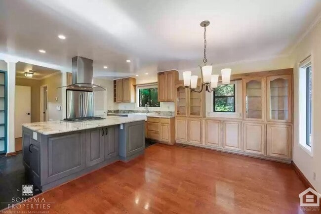 Building Photo - Beautiful 4bd/3.5ba Updated Custom House with Valley Views