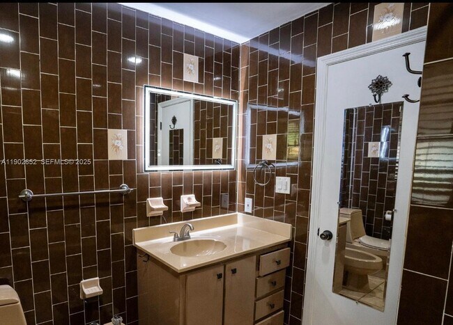 Building Photo - 2121 SW 13th Ave