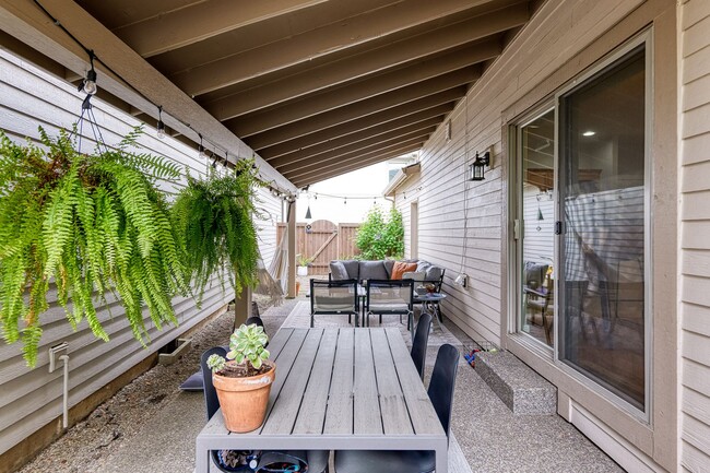 Building Photo - 3 bed/2.5 bath home in the Wonderful Ville...