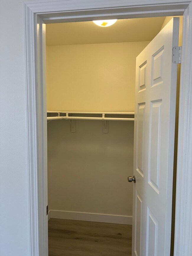 Building Photo - Delong Townhomes