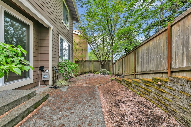 Building Photo - Must see in beautiful Redmond neighborhood