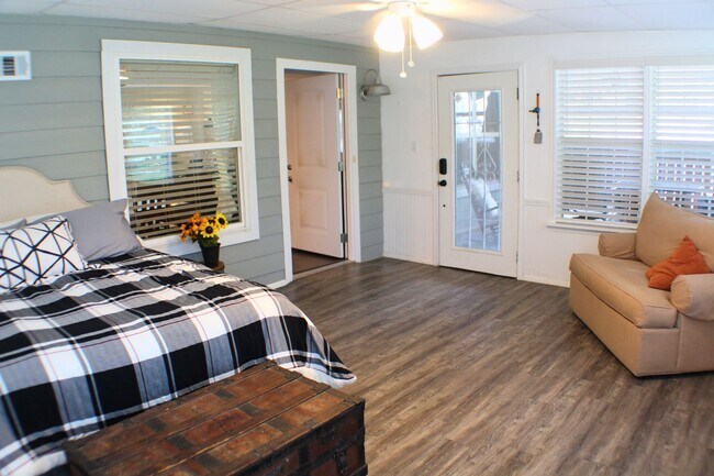 Building Photo - CANYON LAKE HILLS