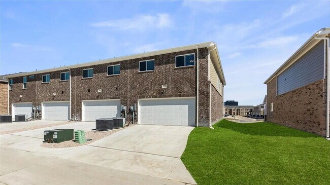 Building Photo - Ready to lease 3 Beds, 2.5 baths Townhome in the Community of Cloverleaf Crossing in Mesquite, TX.