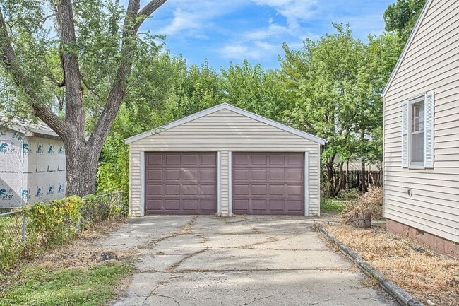 Building Photo - 2 Bed Bungalow in Champaign- Available August 2026