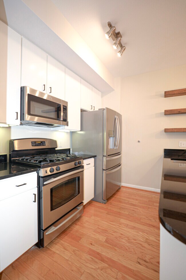 Building Photo - 1001 L St NW