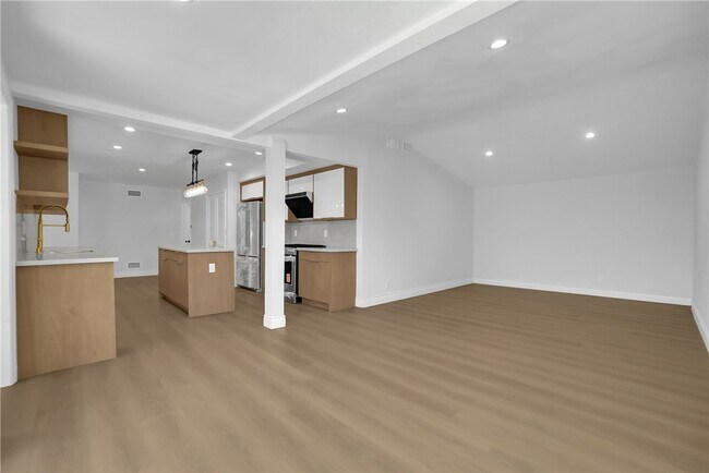 Building Photo - 325 W Le Roy Ave