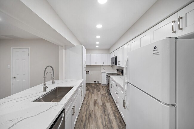 Building Photo - 357 N Post Oak Ln