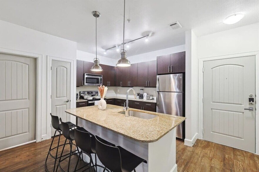 Building Photo - 5445 Town and Country Blvd