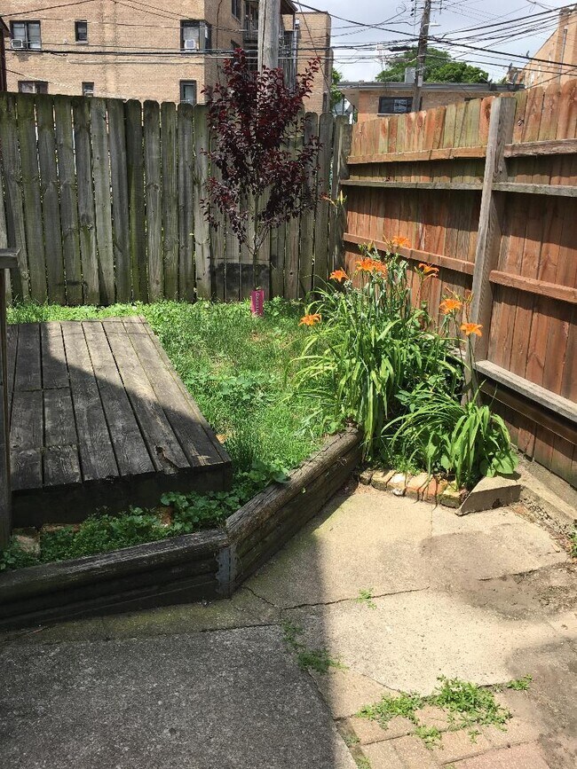 Building Photo - 7228 N Rogers Ave