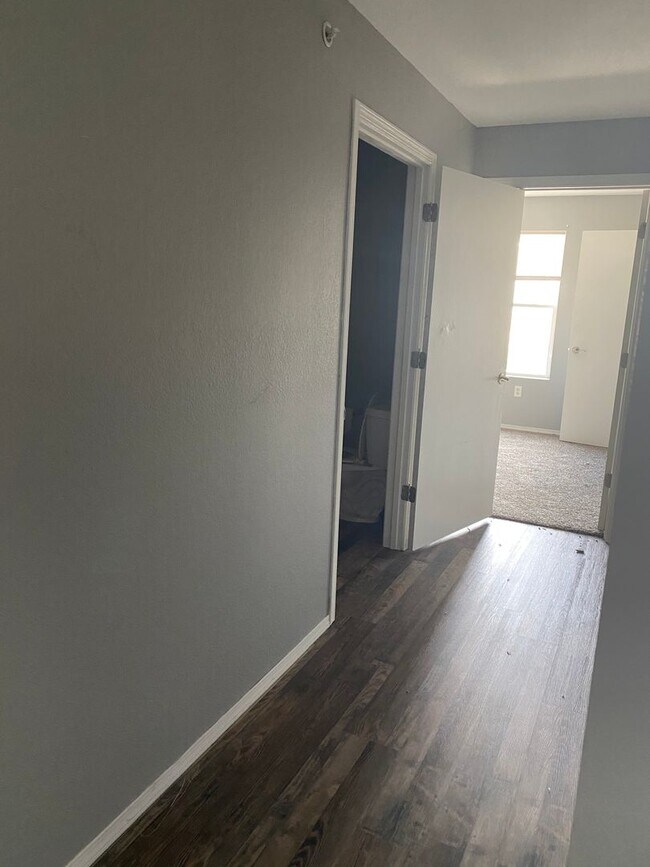 Building Photo - 3 bedroom/2 bath condo unit