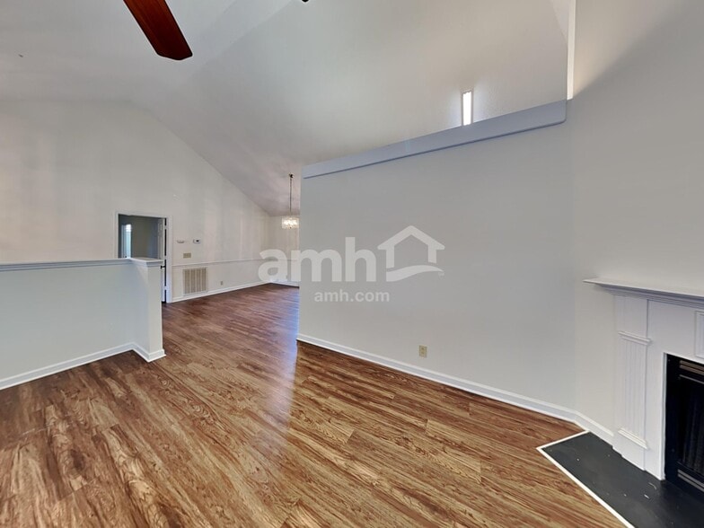 Building Photo - 307 Briarwood Ln