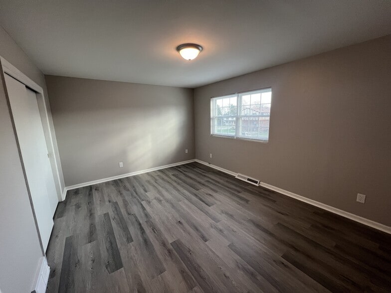 Building Photo - 1882 NW Washington Blvd