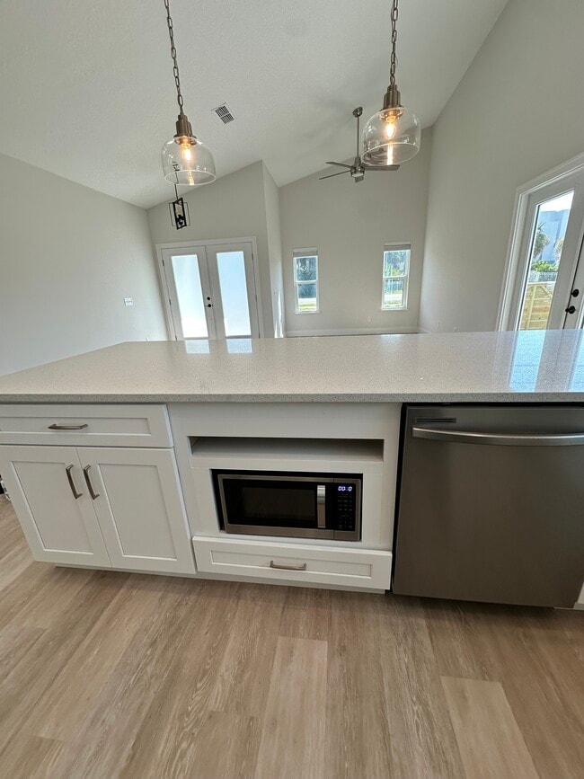 Building Photo - 1A A St