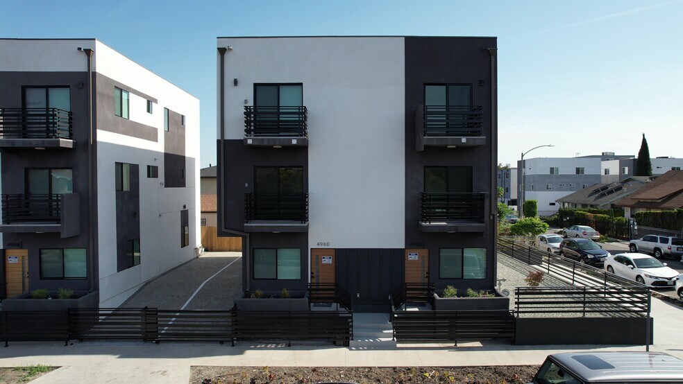 Building Photo - 4960 Clinton St