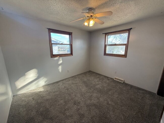 Building Photo - Two bedroom, One and half bathroom house! Pet friendly!