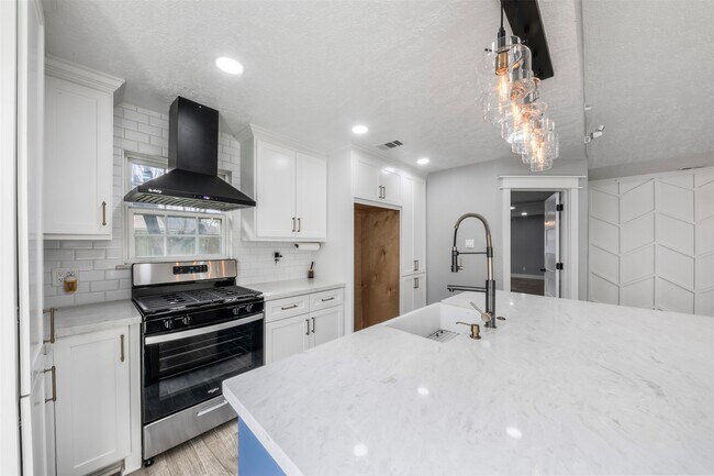 Building Photo - 9327 Golden Sunshine Dr