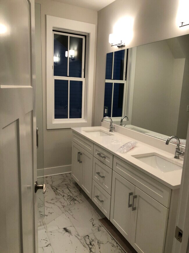 Building Photo - 924 Caruthers Ave