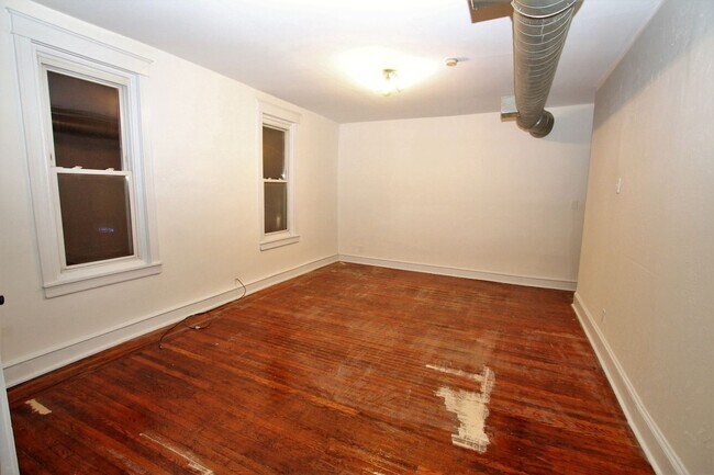 Building Photo - Large built 2 bed, 1 bath apartment is loc...