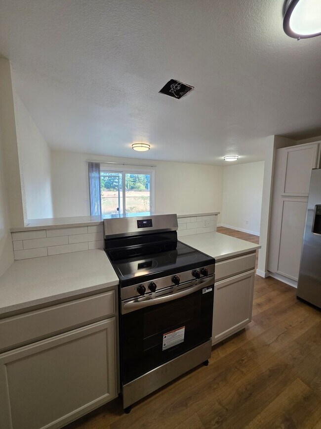 Building Photo - Recently Updated Home