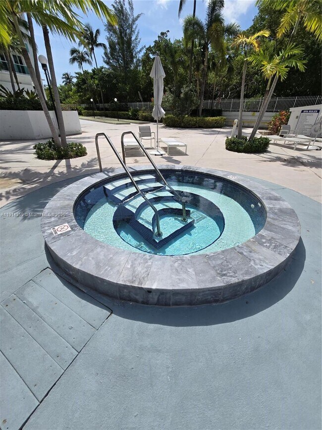 Building Photo - 100 Bayview Dr