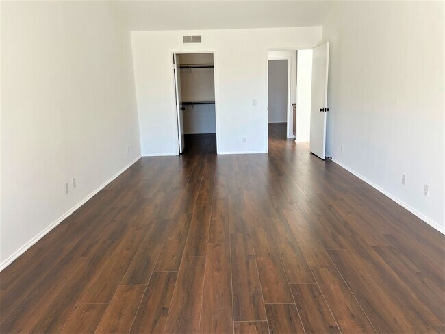 Building Photo - 1450 Palisades Dr