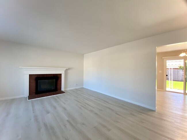 Building Photo - Gorgeous 5-bedroom home located in Fremont! – Huge Backyard!