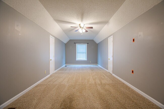 Building Photo - Pet Friendly Three Bedroom!