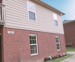 Building Photo - Spacious 2 bedroom 2 full bath 1st floor a...