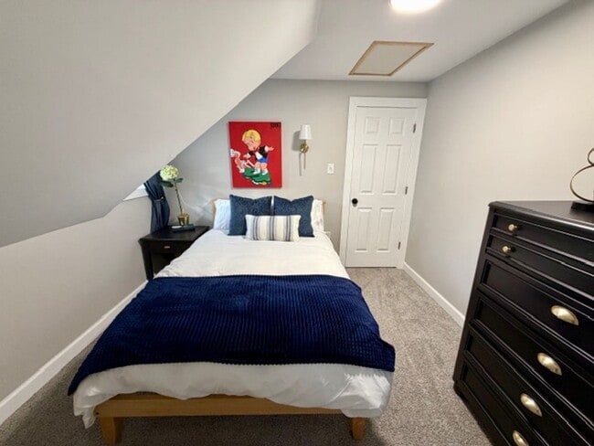 Building Photo - Fully Furnished And Updated 4 bedroom 2 ba...