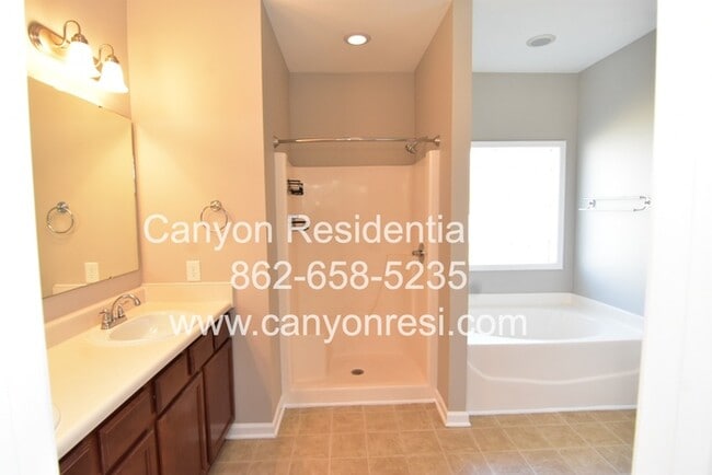 Building Photo - 3637 Crosswinds Dr