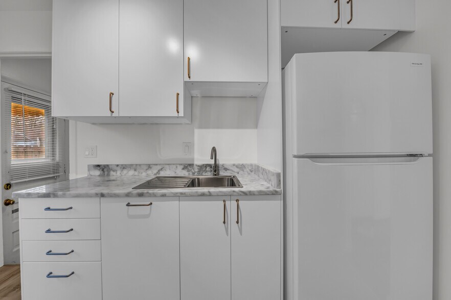 Building Photo - 1824 Wordsworth St