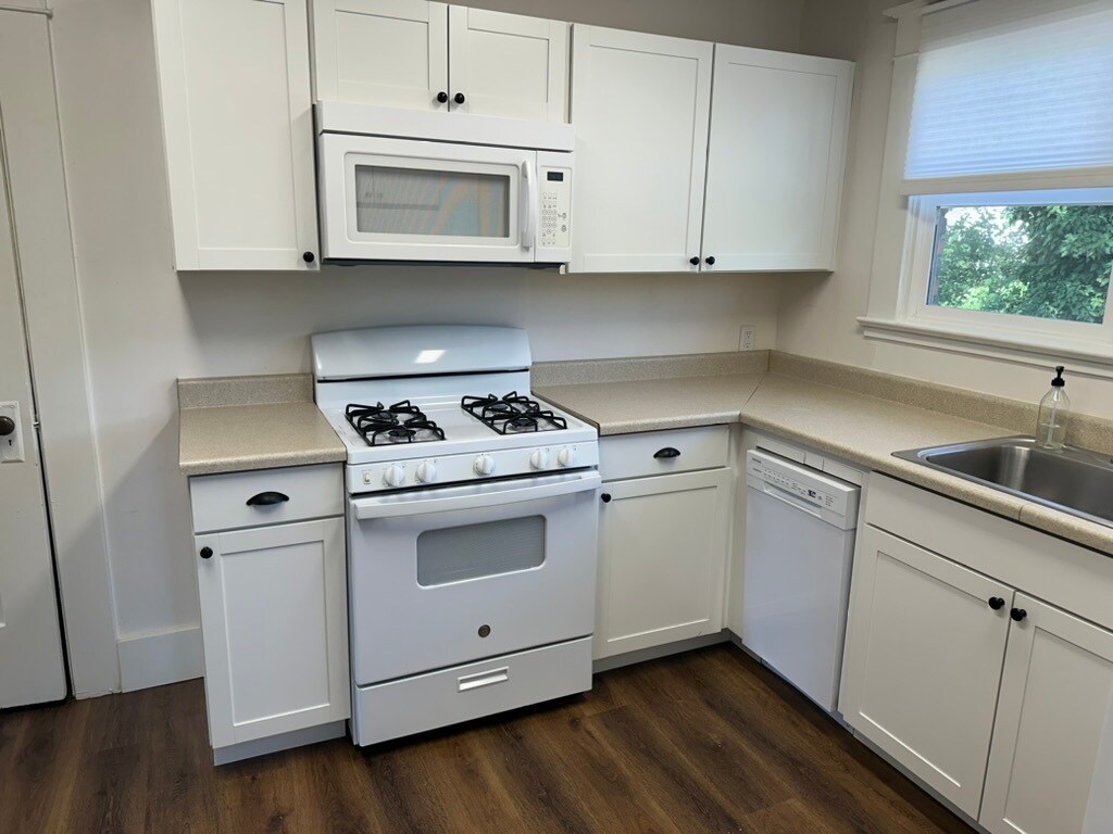 Building Photo - 609 W 11th St