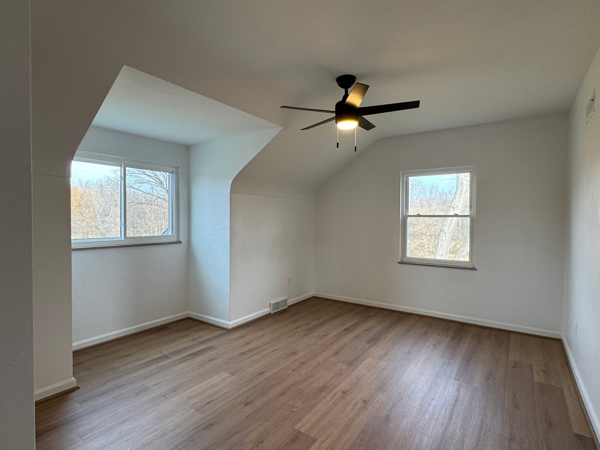 Spacious Bedroom - 2237 Evergreen Rd