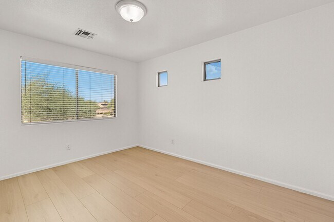 Building Photo - Solar Home with Nice Floorplan in a Great ...
