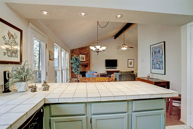 Building Photo - 12 Fairmeade Bend Dr