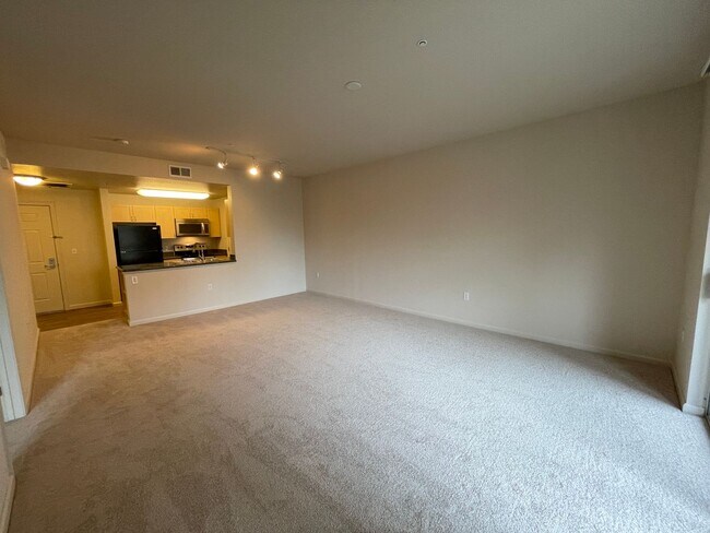 Building Photo - Lovely 1 Bedroom 1 Bath Condo in the Desir...