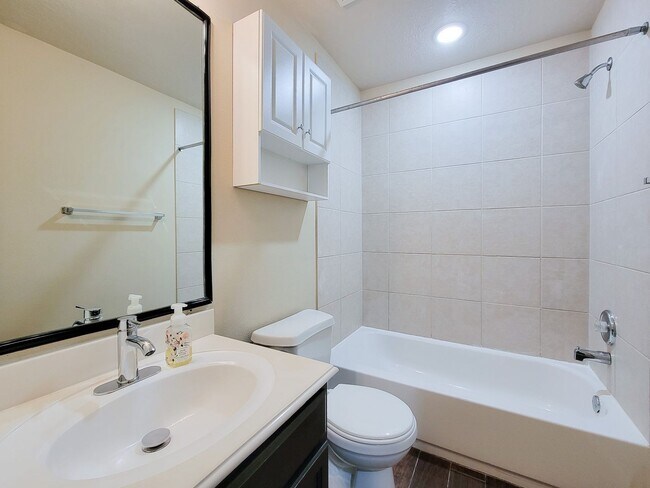 Building Photo - BEAUTIFUL 3 BEDROOM 2 BATH WITH WOOD TILE THROUGHOUT THE HOUSE!