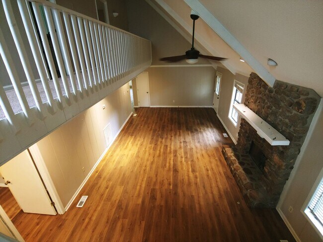 Building Photo - 8 Hickory Ln