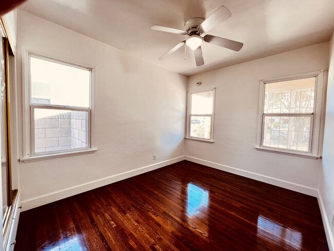 Building Photo - Single Family Home w/Garage, Yard, Fruit T...