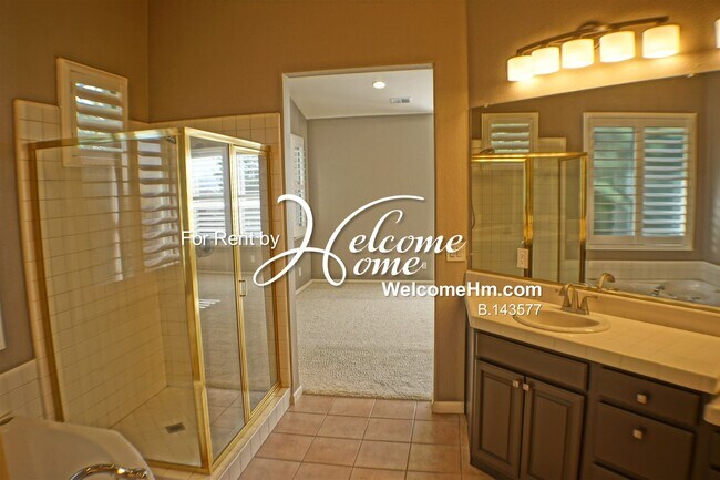 Building Photo - 4742 Village Green Pkwy