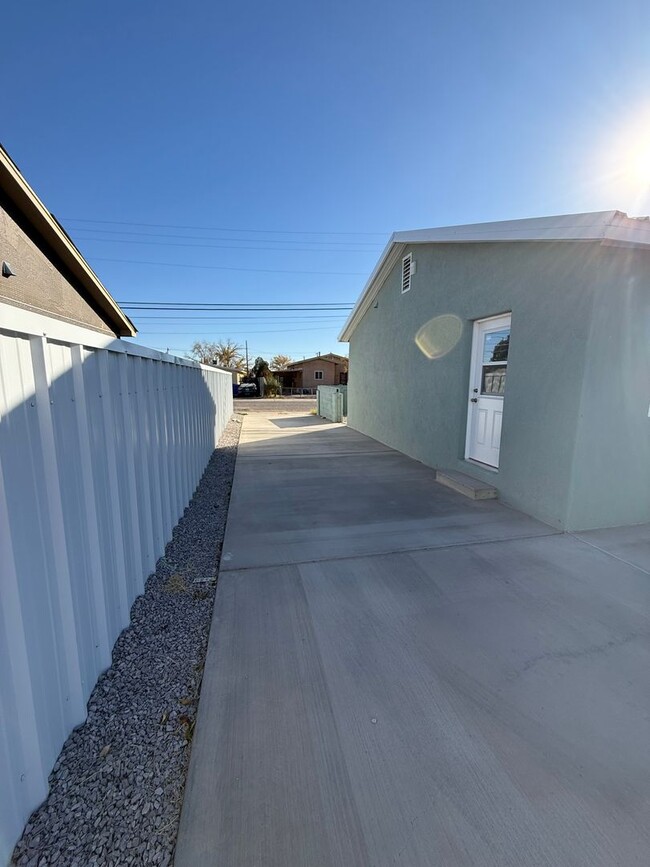 Building Photo - Gorgeous 2 Bedroom/1 Bathroom Home