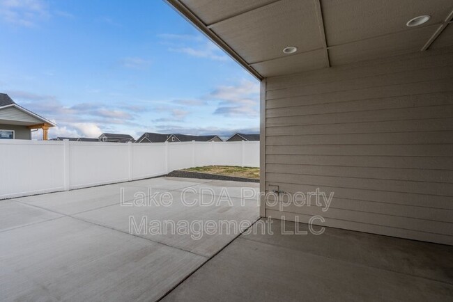 Building Photo - 5673 W Rockingham Dr